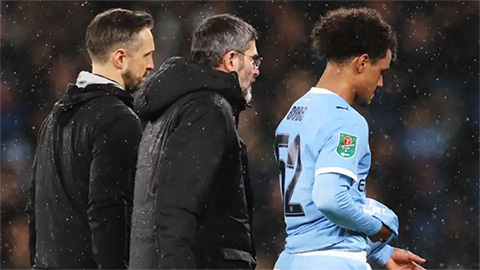 Simone Inzaghi celebrating with his Inter Milan players after beating Barcelona.